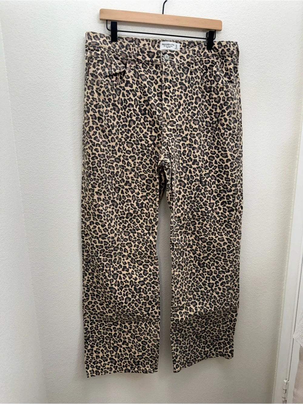 Abercrombie Curve Love High Rise 90s Relaxed Jean in Leopard Print Size 14 - Picture 6 of 13